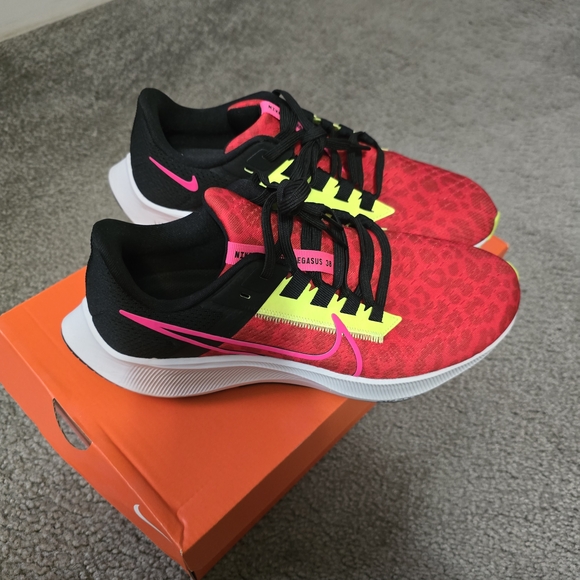 Nike Air Zoom Pegasus 38: Chile Red/ Hyper Pink-Black - Picture 4 of 6